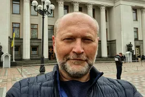 Если я или мой родственник въедет в РФ, нас задержит ФСБ. А Лещенко, видимо, друг Кремля, раз его жена спокойно ездит в Москву на заработки