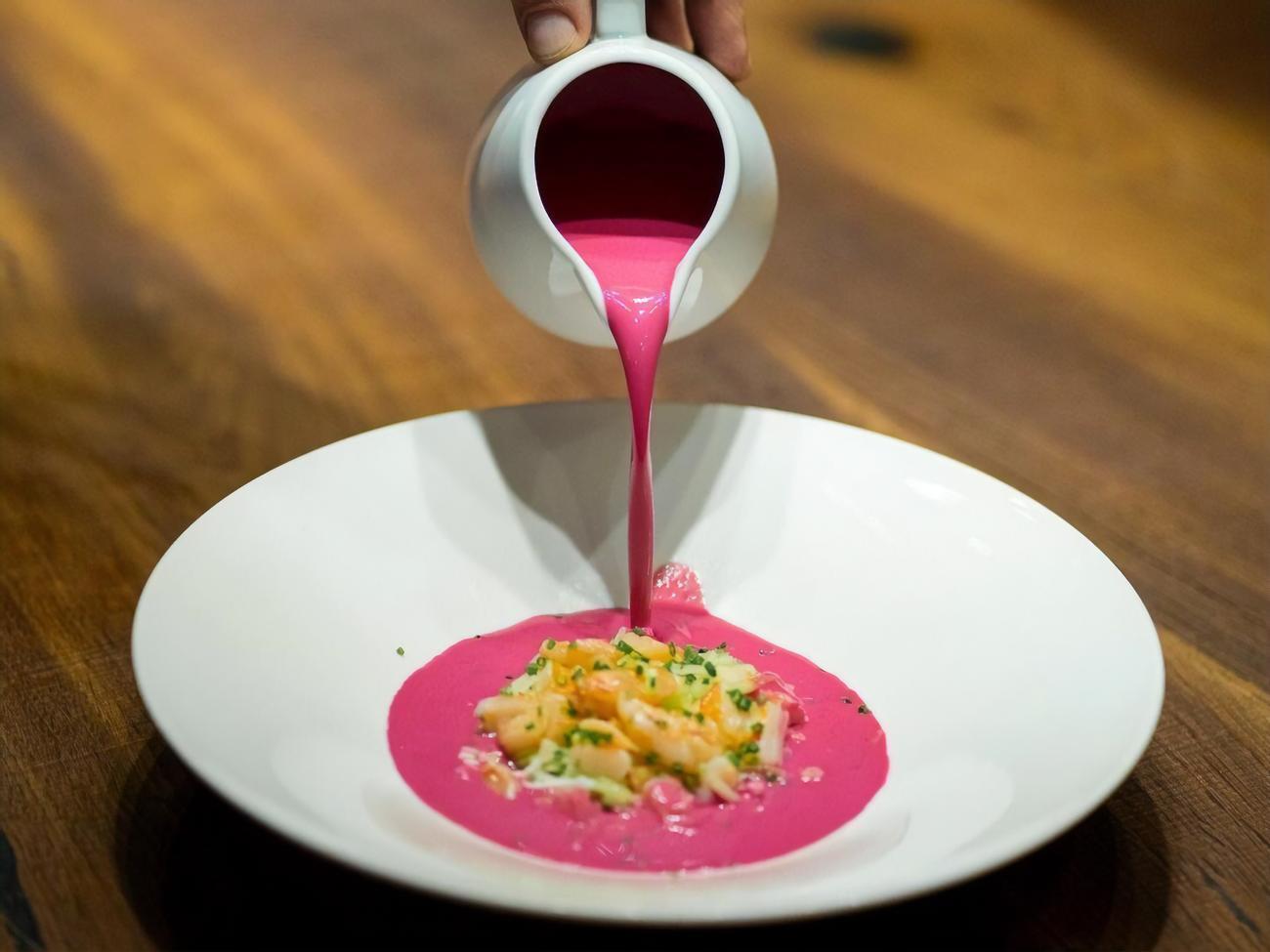 Ярославський збиває борщ блендером