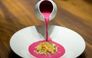 Ярославський збиває борщ блендером