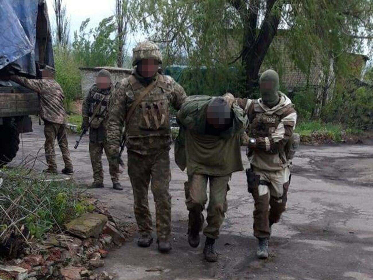 По данным СБУ, в ходе предварительного опроса задержанный признал свою принадлежность к террористическим группировкам