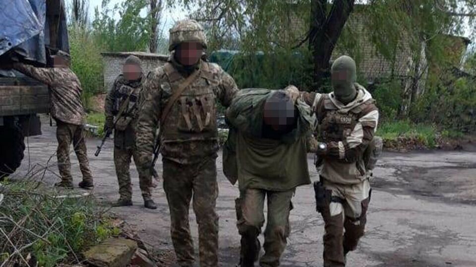 По данным СБУ, в ходе предварительного опроса задержанный признал свою принадлежность к террористическим группировкам