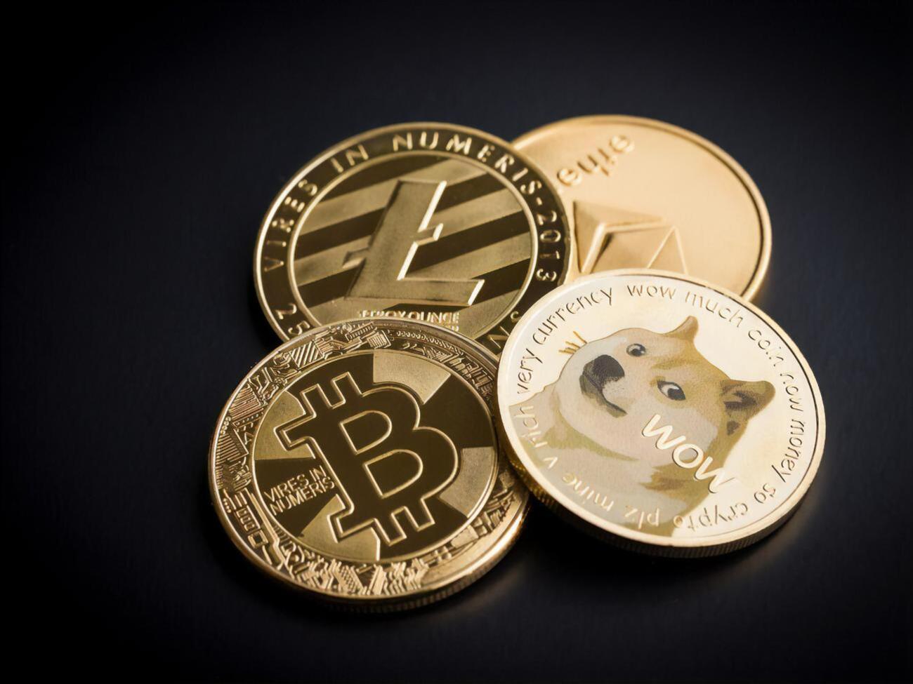 Криптовалюту Dogecoin создали в 2013 году, ее название отсылает к мему с собакой