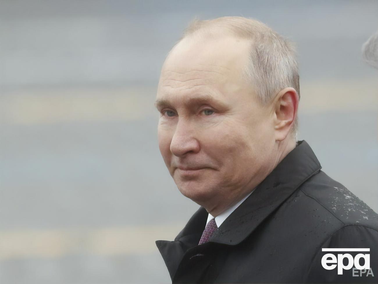 Часть детей несла портреты Путина