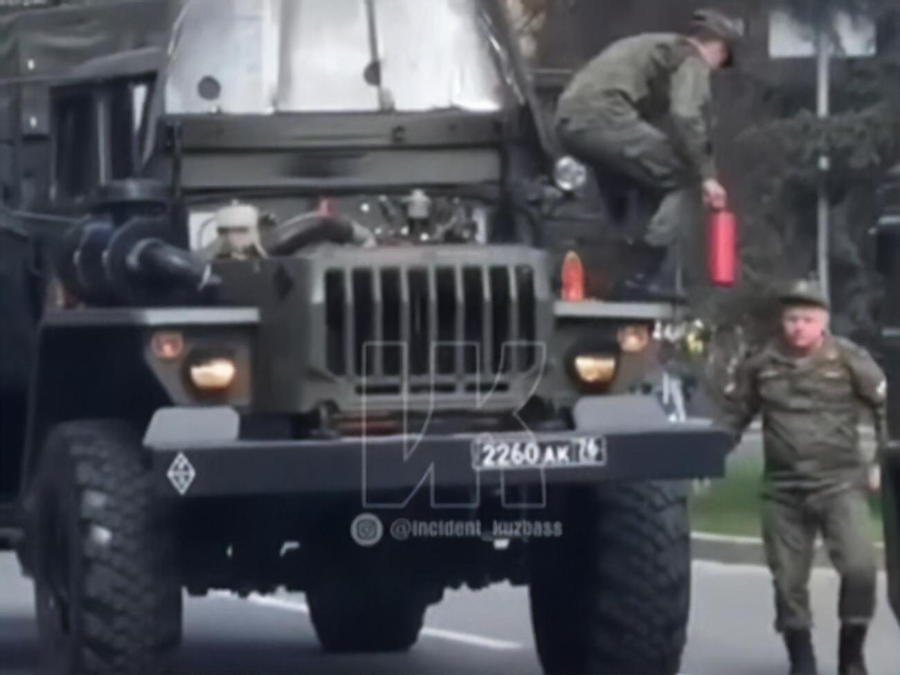 Сбить пламя огнетушителем у водителя не получилось, поскольку тот оказался нерабочим