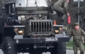 Сбить пламя огнетушителем у водителя не получилось, поскольку тот оказался нерабочим