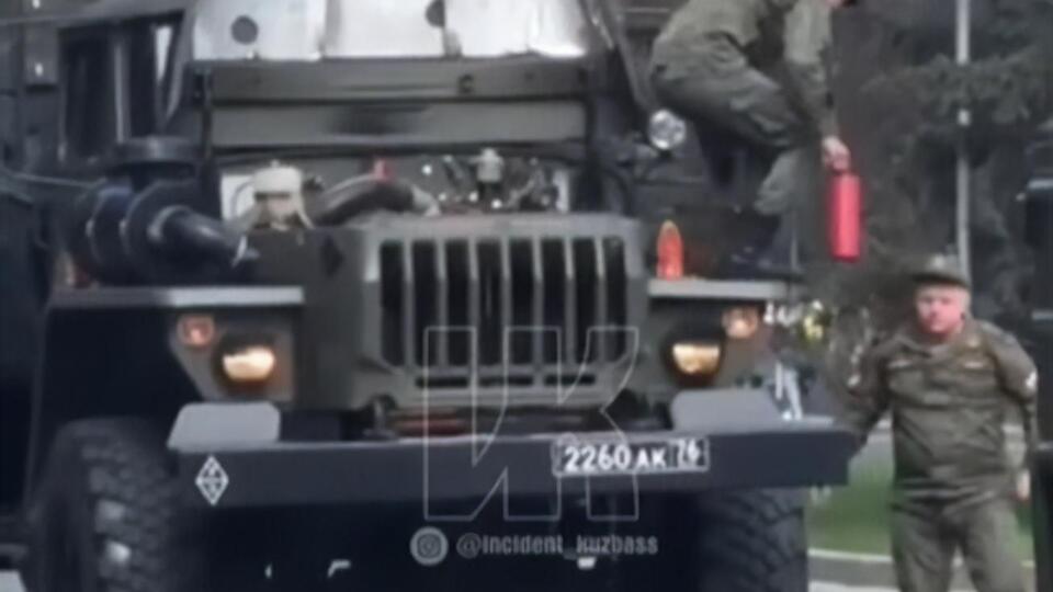 Збити полум'я вогнегасником водієві не вдалося, оскільки той виявився неробочим