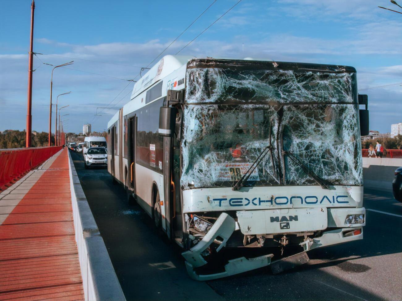 Один автобус на швидкості влетів в інший, який їхав попереду