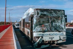 Один автобус на швидкості влетів в інший, який їхав попереду