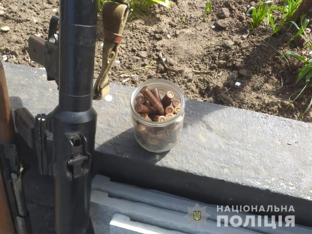 Зброю зберігали в погребі на подвір'ї