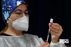 Вместо одной дозы вакцины от COVID-19 женщина получила все шесть из одной ампулы