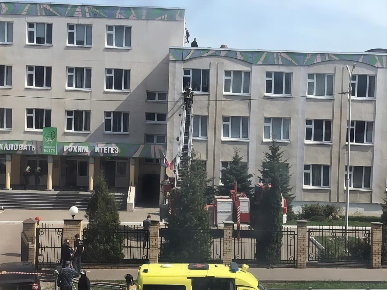 За даними ТАСС, у момент нападу в гімназії було понад 700 дітей