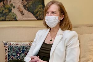 США приветствуют шаги Украины по основным реформам, отметила Квин