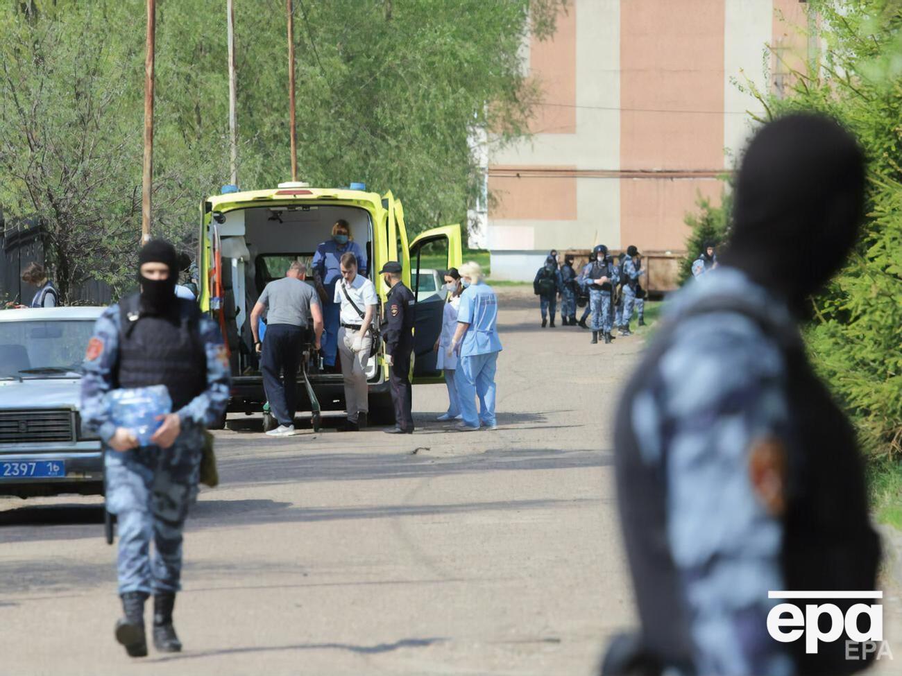 В результате стрельбы погибли семеро учеников и двое взрослых