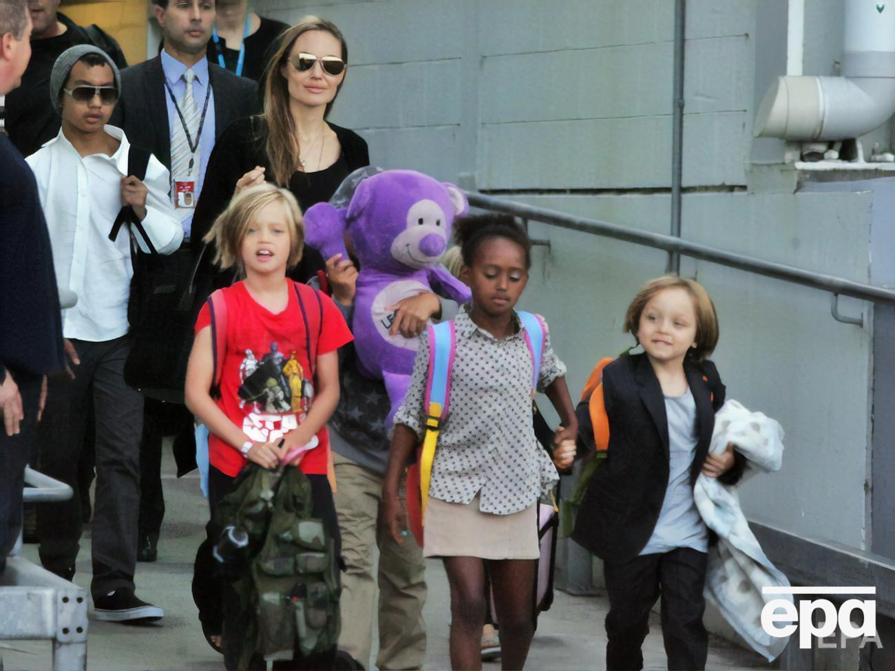 Джоли родила троих детей, а еще троих усыновила