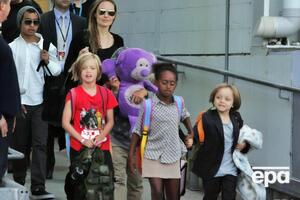 Джоли родила троих детей, а еще троих усыновила