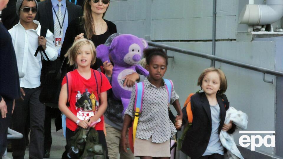 Джоли родила троих детей, а еще троих усыновила