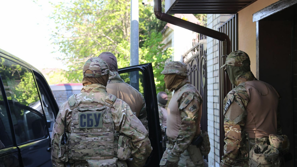 Правоохоронці намагаються потрапити в будинок Медведчука