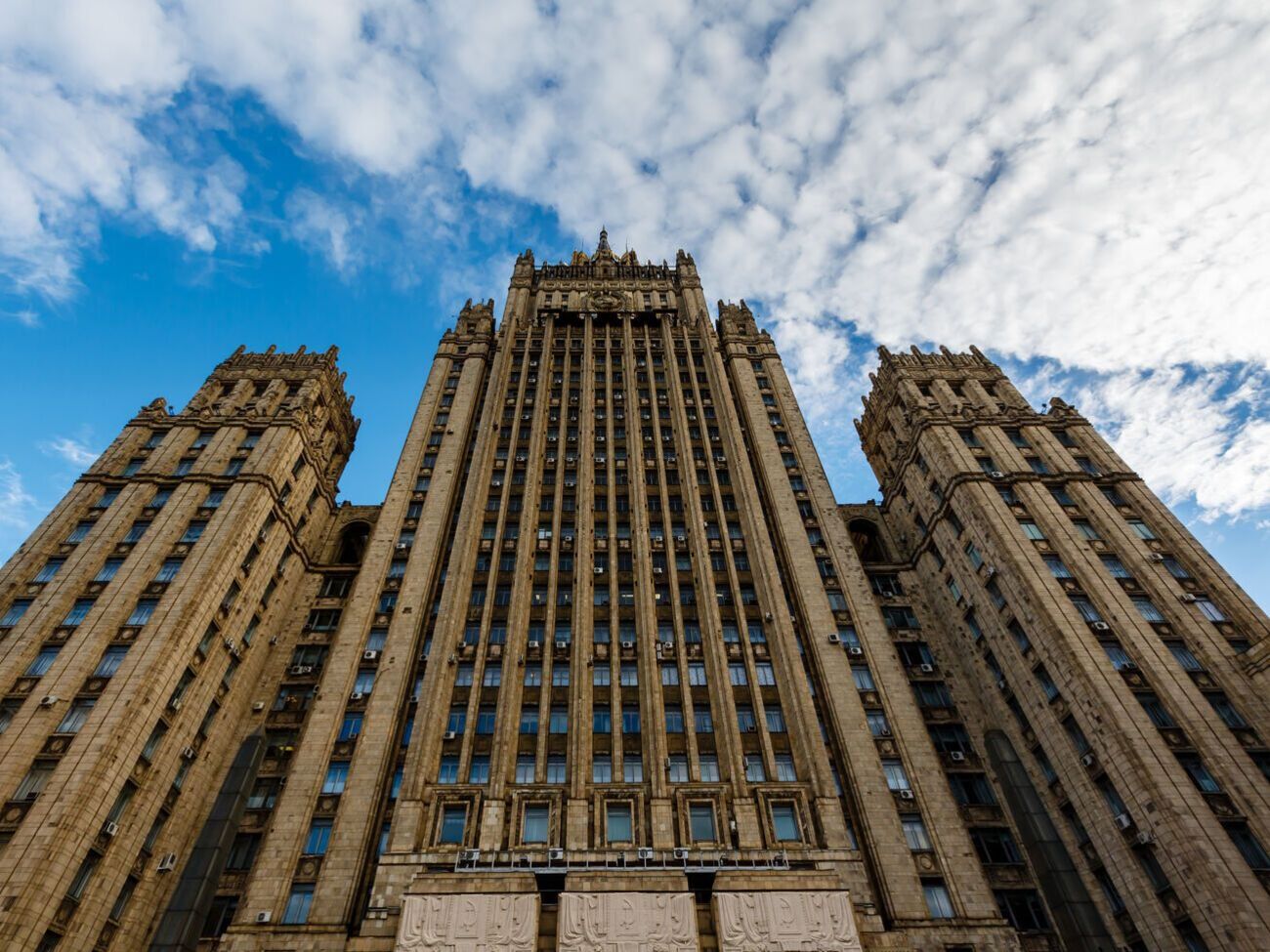 РФ высылает сотрудника посольства Румынии в ответ на действия Бухареста, сообщили в МИД России