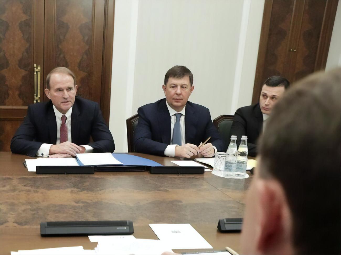 За інформацією СБУ, Медведчук (ліворуч) зараз в Україні, а Козак (у центрі) – у Росії