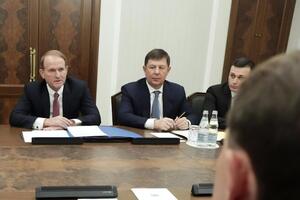 За інформацією СБУ, Медведчук (ліворуч) зараз в Україні, а Козак (у центрі) – у Росії