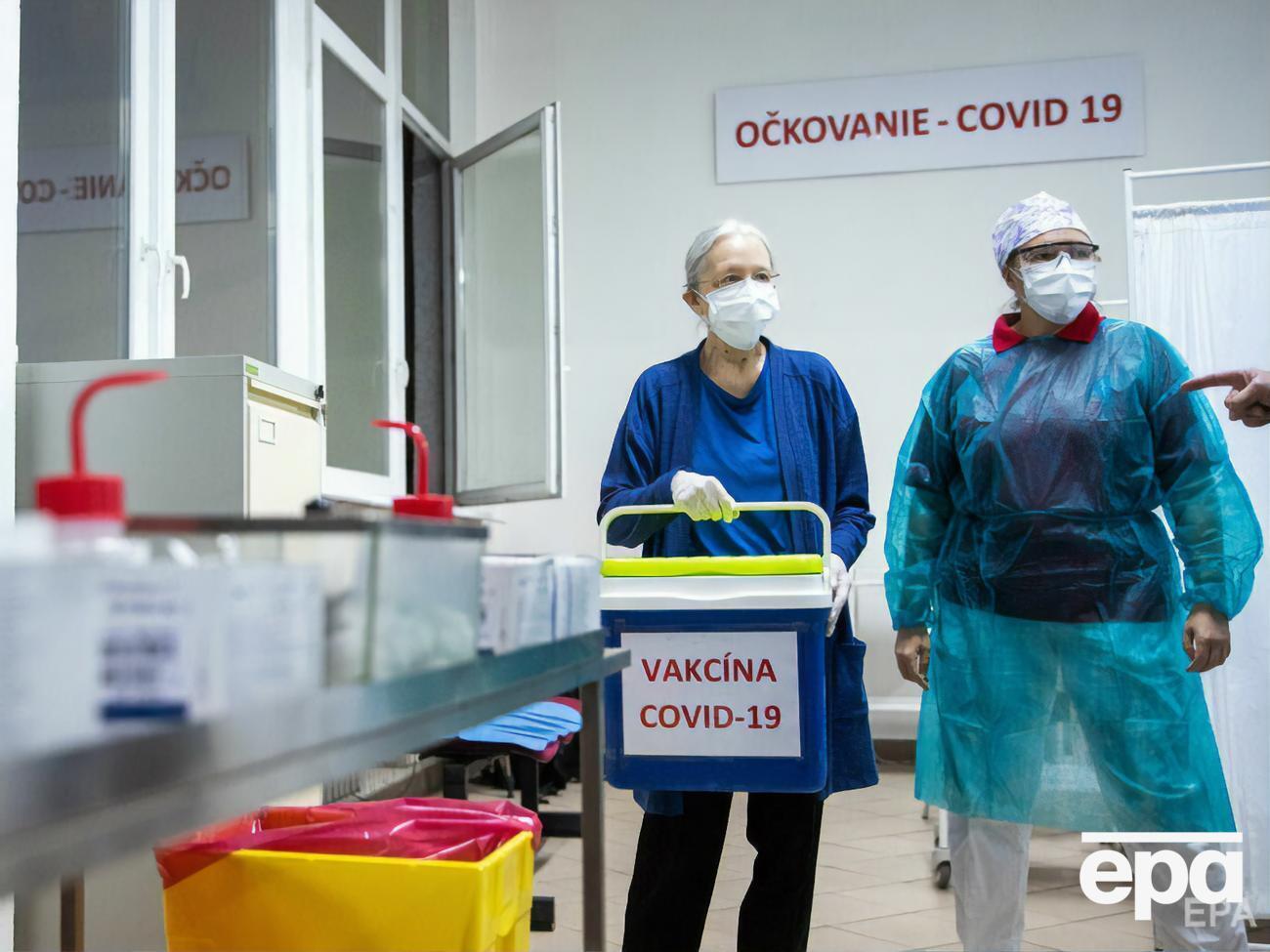 Получившие первую дозу вакцины AstraZeneca пройдут полный цикл иммунизации этим препаратом, сообщили в минздраве Словакии