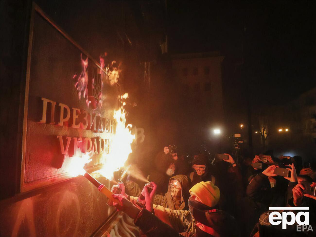Табличку "Президент Украины" подожгли 20 марта