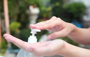 Шкіра рук має бути вкрита антисептиком не менше ніж 30 секунд