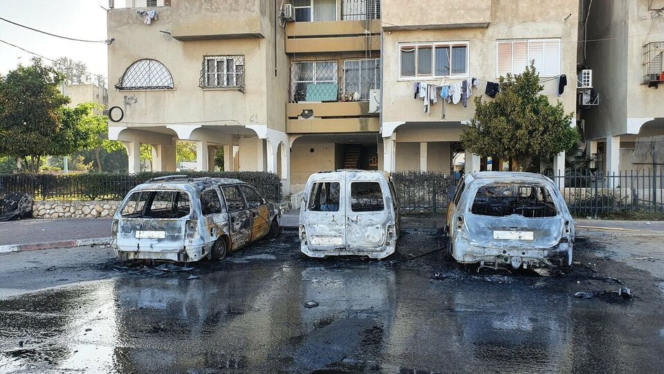 В Лоде поджигают автомобили и синагоги, сообщил мэр города Яир Ревиво