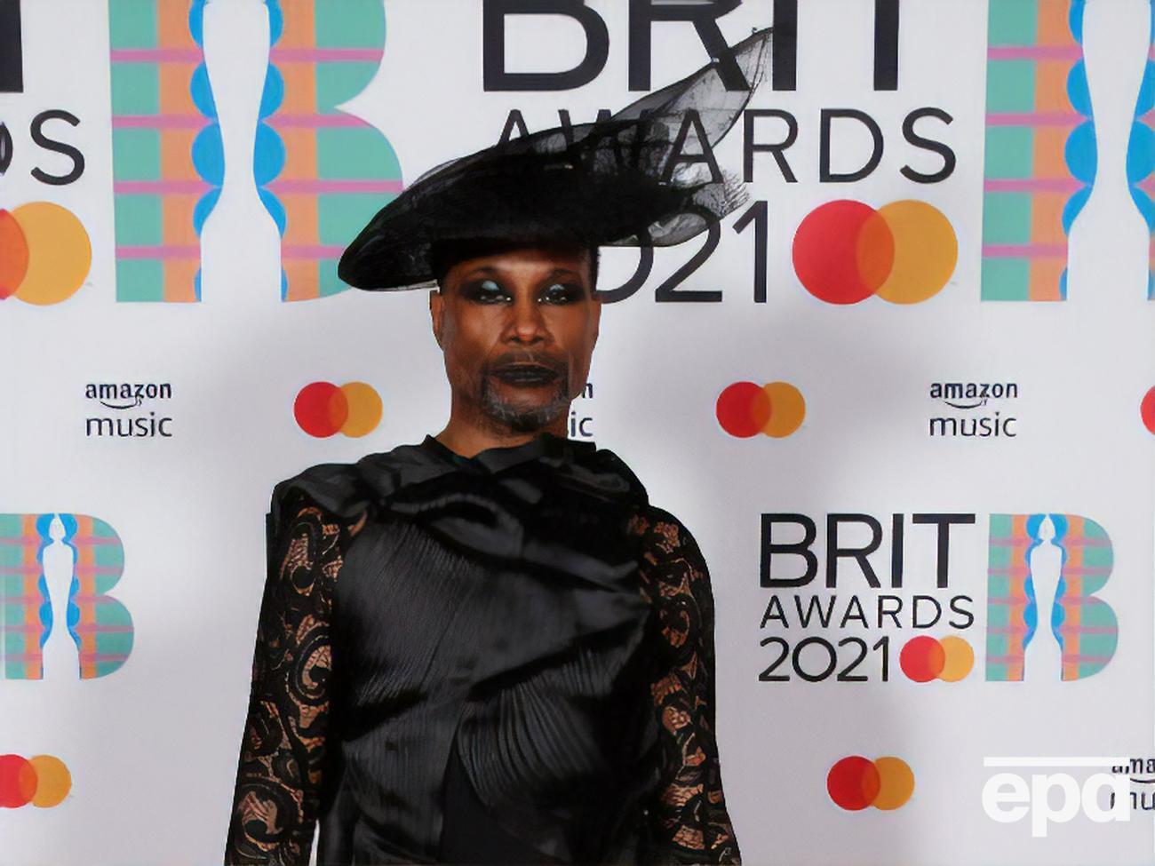 Біллі Портер продемонстрував на червоній доріжці Brit Awards 2021 сукню з мереживом і димчастий макіяж