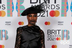 Билли Портер продемонстрировал на красной дорожке Brit Awards 2021 платье с кружевами и дымчатый макияж