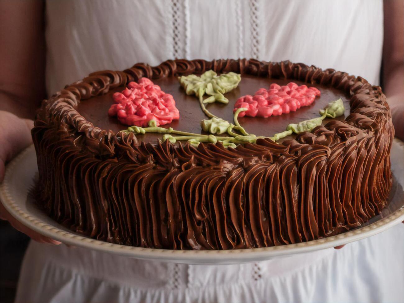 Киевский торт по желанию можно украсить цветами из крема