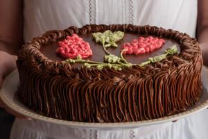 Киевский торт по желанию можно украсить цветами из крема