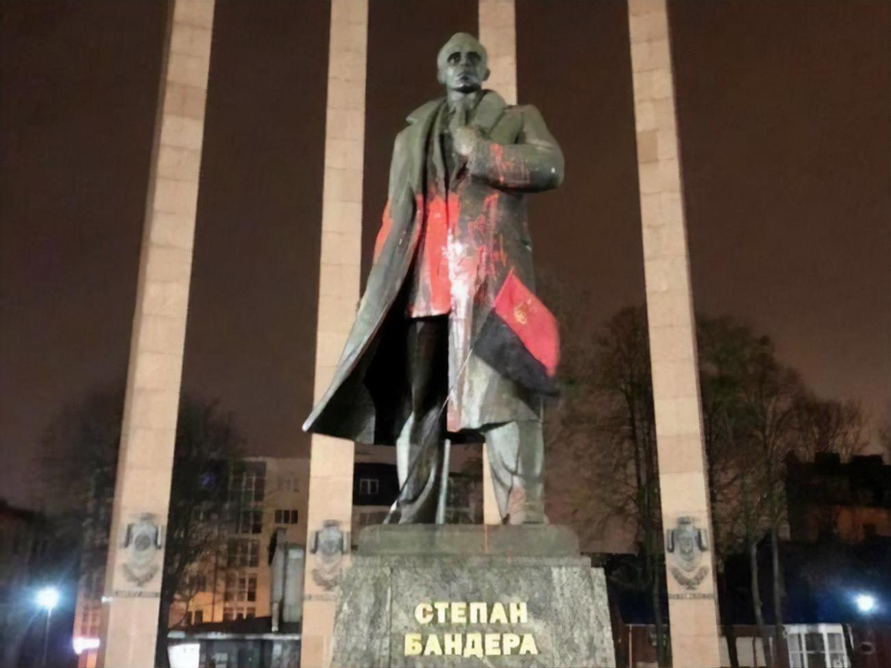 Слідство встановило, що за вандалізм студенти отримали від замовника по 1 тис. грн