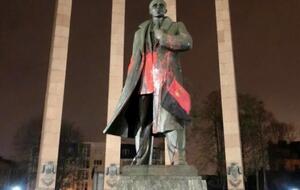 Следствие установило, что за вандализм студенты получили от заказчика по 1 тыс. грн