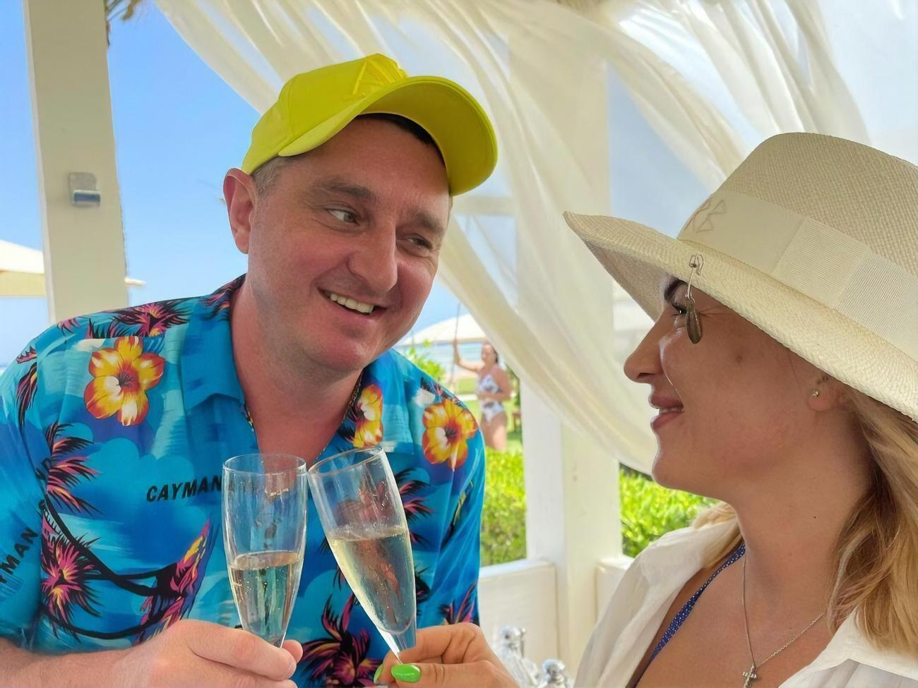 Дядя Жора с женой могут воспользоваться узнаваемостью, чтобы получить лучший столик в ресторане