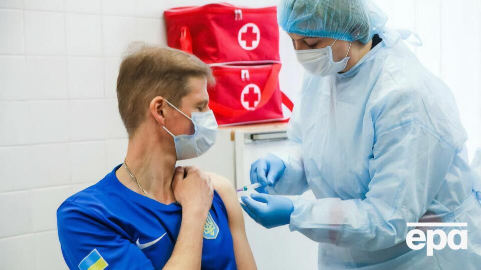 Українців почали вакцинувати проти коронавірусу 24 лютого