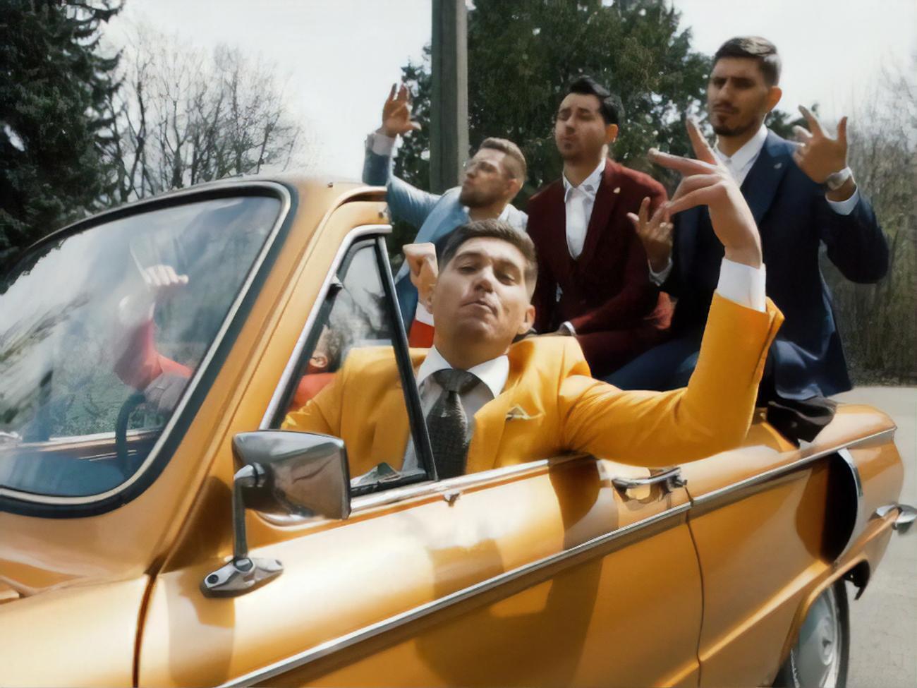 Остапчук (на скриншоте в желтом пиджаке):&nbsp;Просто наслаждайтесь