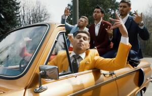 Остапчук (на скриншоте в желтом пиджаке): Просто наслаждайтесь