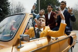 Остапчук (на скріншоті в жовтому піджаку): Просто насолоджуйтеся