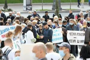 Существующие тарифы устарели и создают колоссальные долги для предприятий, заявили митингующие