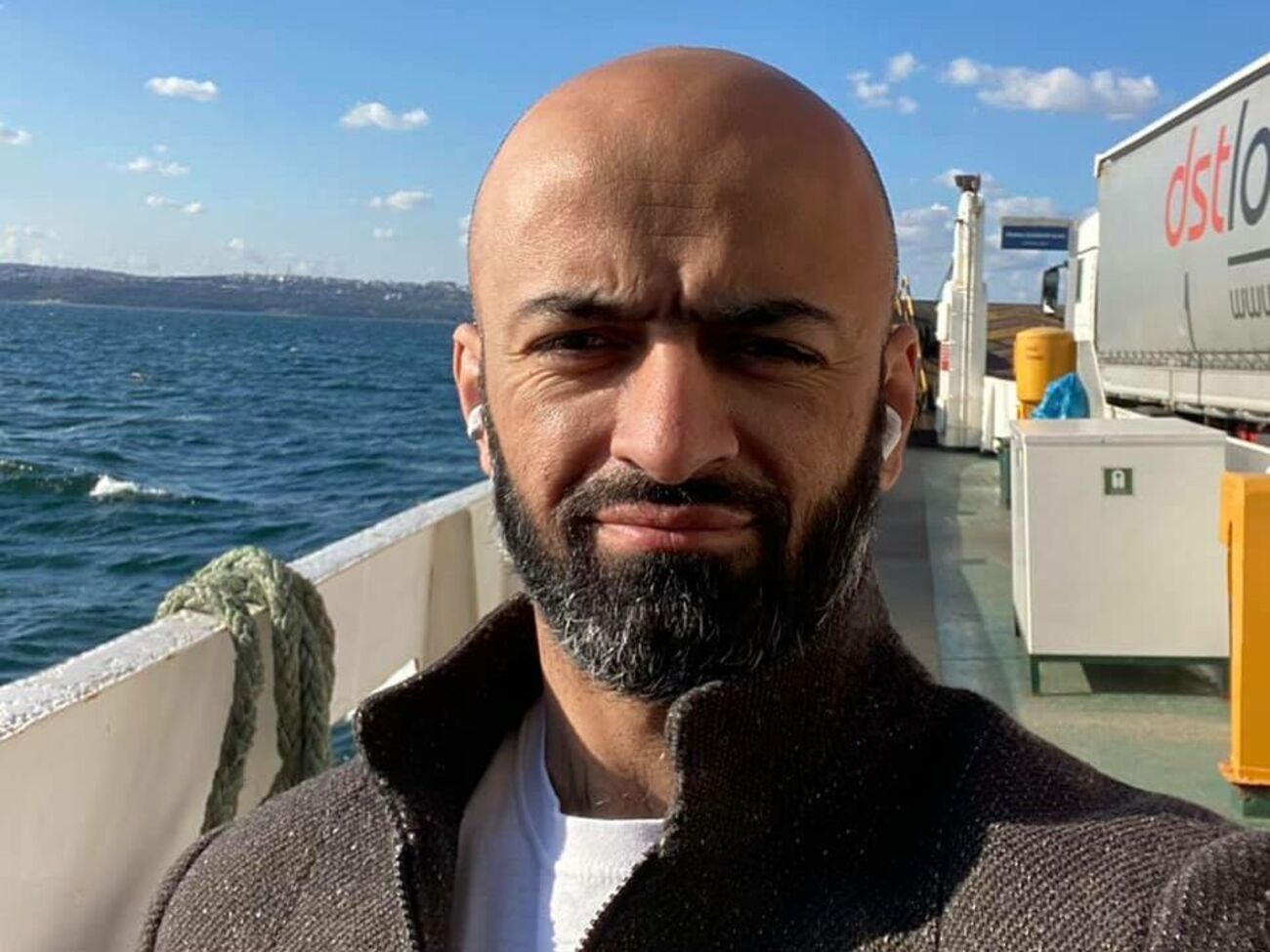 Чем быстрее Лещенко признает, что поездка его жены в Москву была ошибкой, тем легче ему будет жить в стране, похоронившей из-за РФ много крутых людей