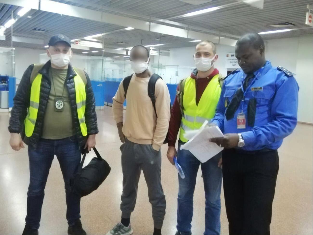 В МВД рассказали, что пограничники сопроводили камерунца, который отказывался покидать Украину, в его страну происхождения