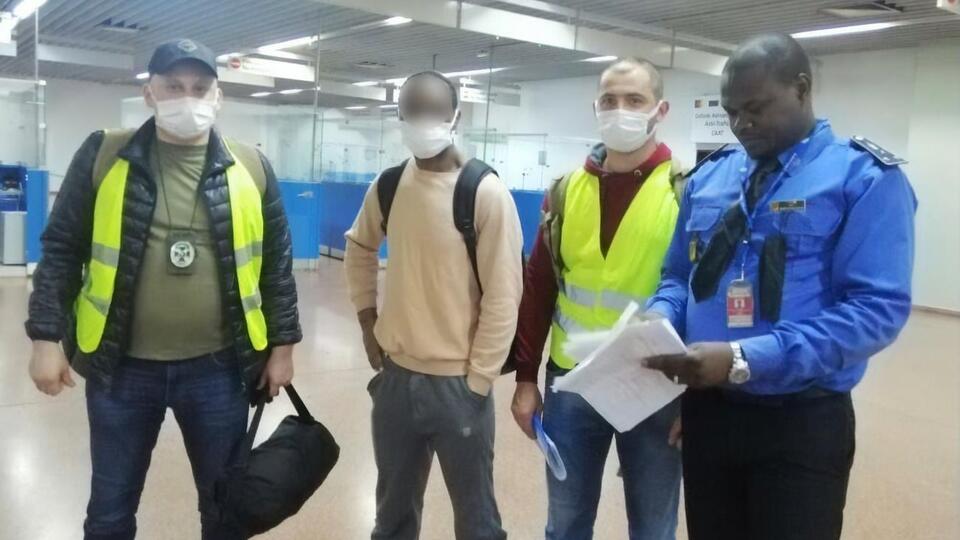 У МВС розповіли, що прикордонники супроводили камерунця, який відмовлявся покидати Україну, у його країну походження