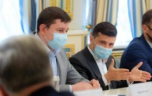 Костюк (слева на фото): Что лучше – честный дилетант или коррумпированный профи? Это наш гамлетовский вопрос