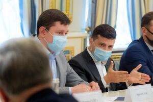 Костюк (слева на фото): Что лучше – честный дилетант или коррумпированный профи? Это наш гамлетовский вопрос