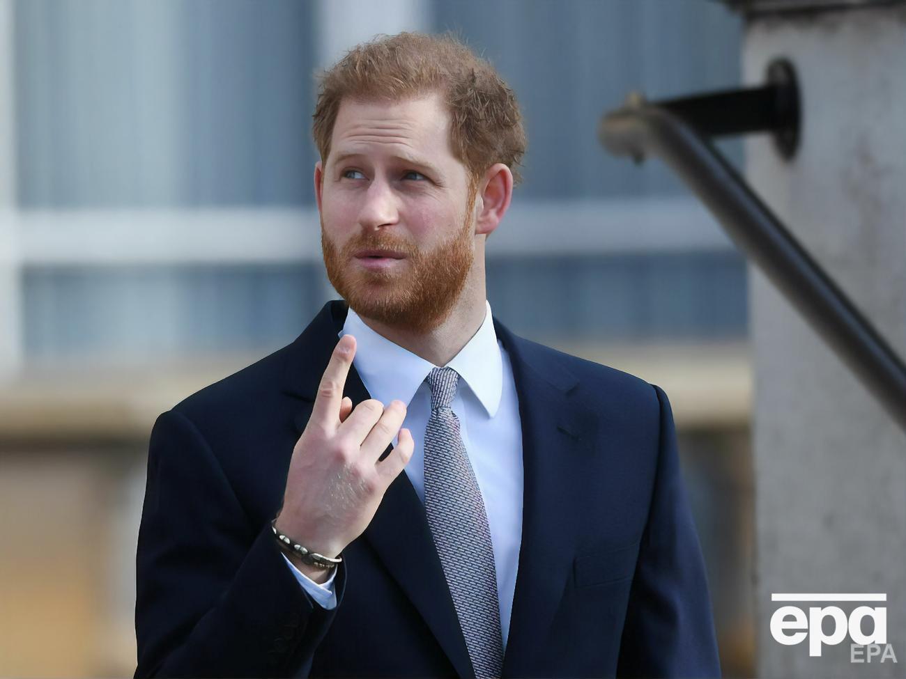 Принц Гарри считает, что от отца, принца Чарльза, ему "передалось много генетической боли и страданий"