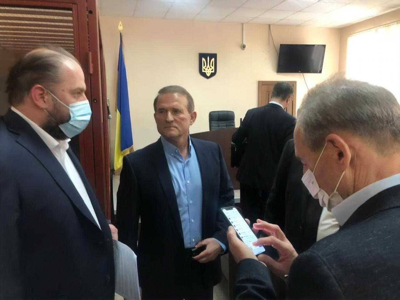 Согласно решению суда, Медведчук (на фото по центру) находится под домашним арестом, отметили в МВД