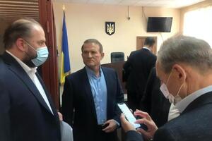 Согласно решению суда, Медведчук (на фото по центру) находится под домашним арестом, отметили в МВД