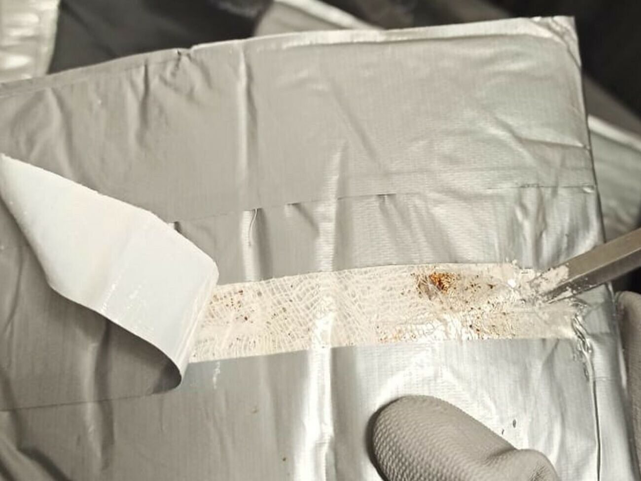 Кокаин обнаружили в личных вещах наркокурьера