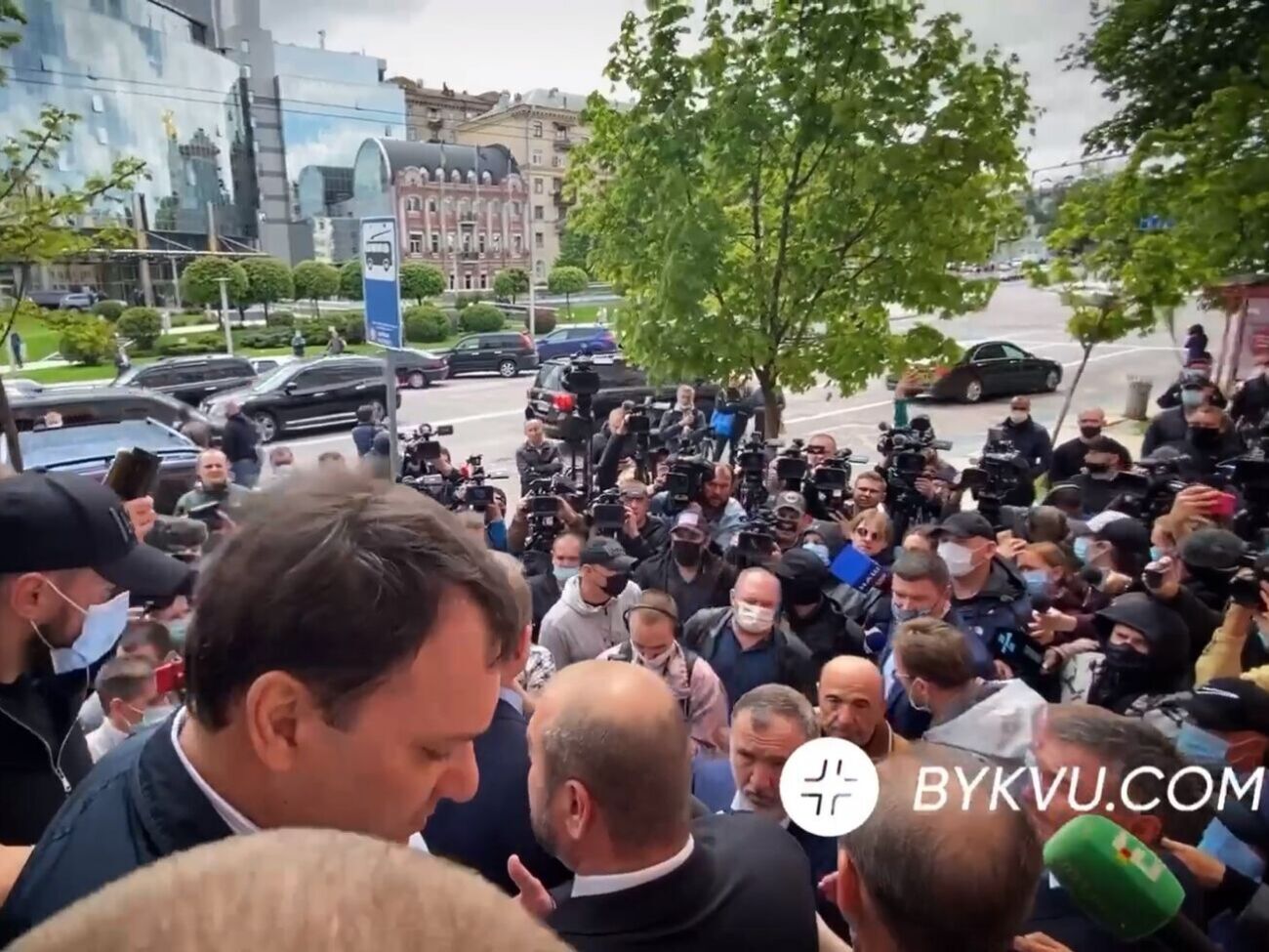 Невідомі люди у штатському вишикувалися коридором і не пропускали частину журналістів до входу в Печерський суд перед засіданням щодо обрання запобіжного заходу Медведчуку